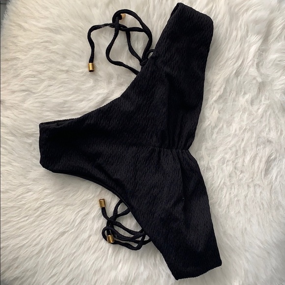 Bikini - Picture 2 of 4